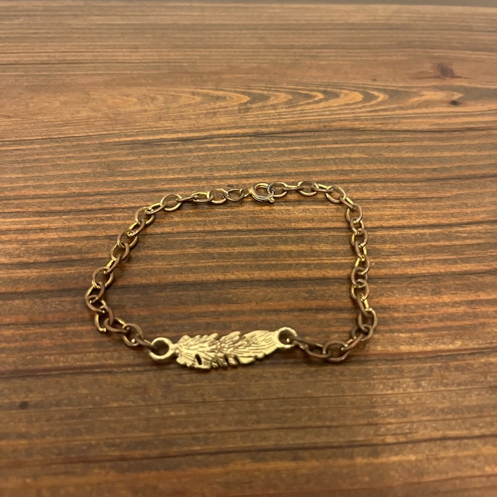Feather Bracelet
Chain Bracelet
Good Condition